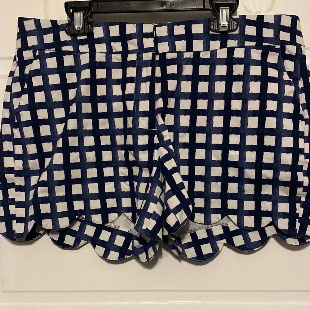 LIKE NEW Crown & Ivy Navy and White Patterned Shorts Sz. 8